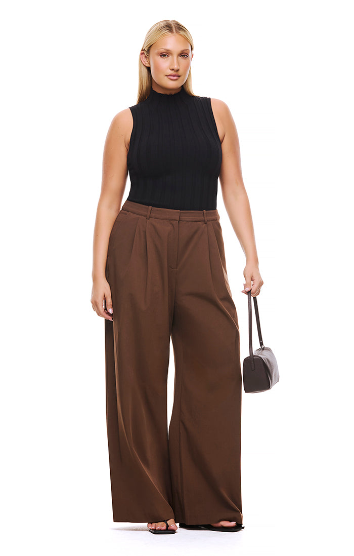THE ISLA BROWN PANT | model