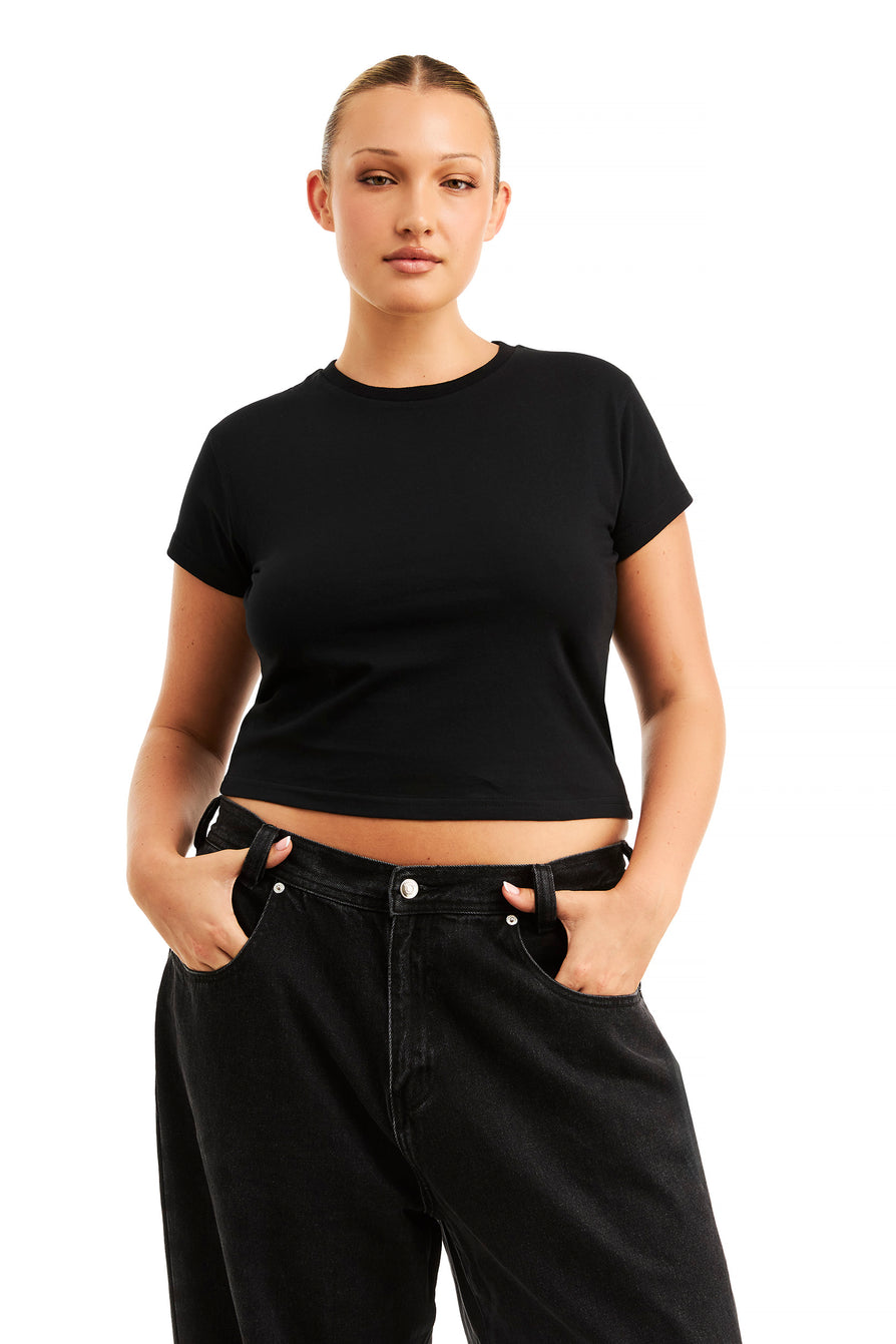 THE BLAIR TEE BLACK | model