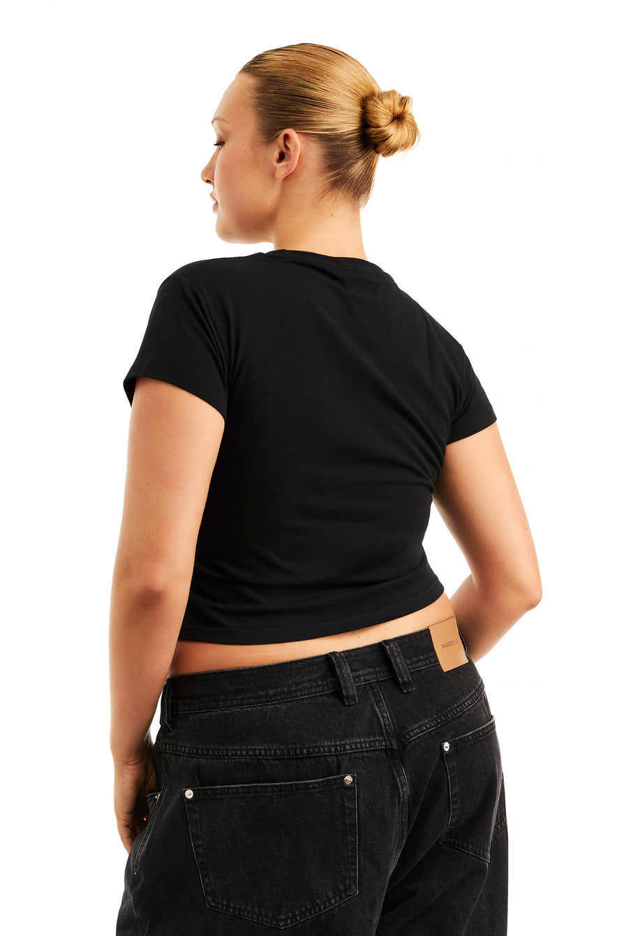 THE BLAIR TEE BLACK | model