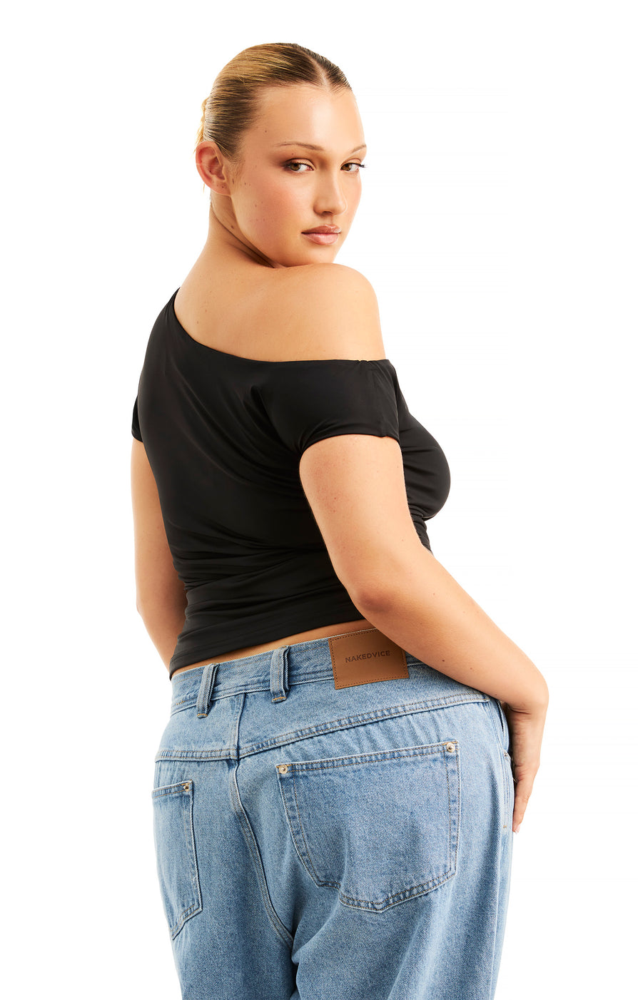 THE KATIA TOP BLACK | model