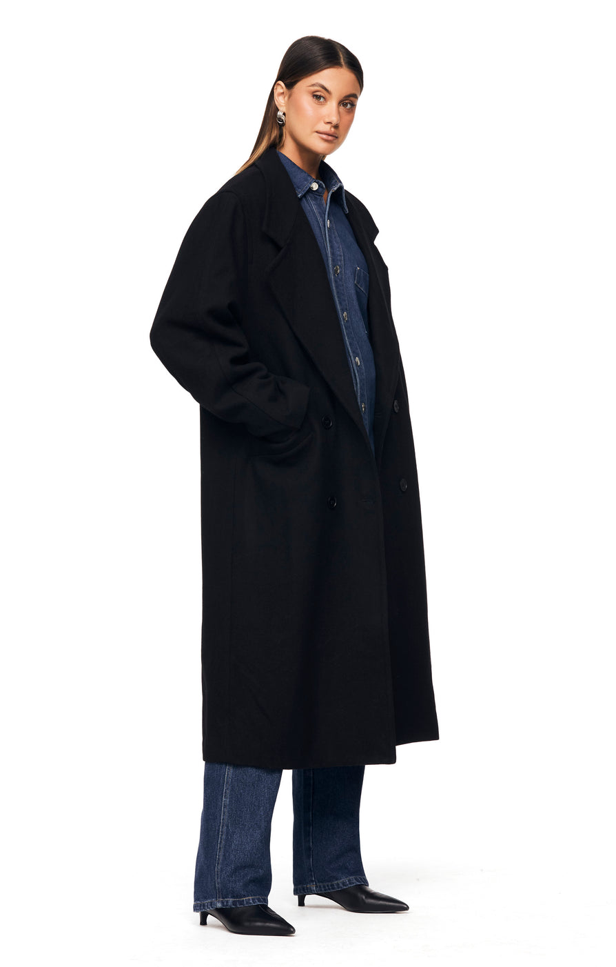 THE LEON COAT BLACK | model