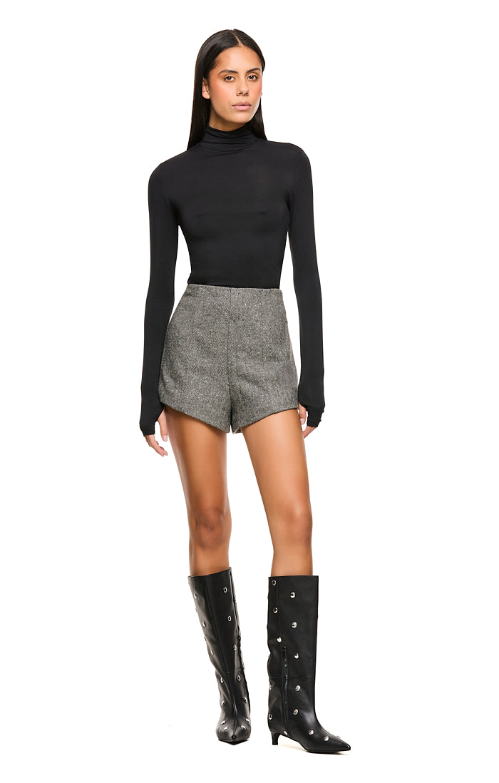 THE LINCOLN GREY SHORT | model