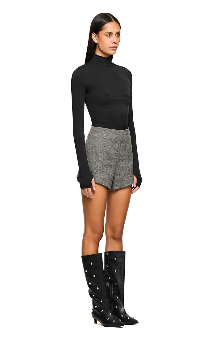 THE LINCOLN GREY SHORT | model