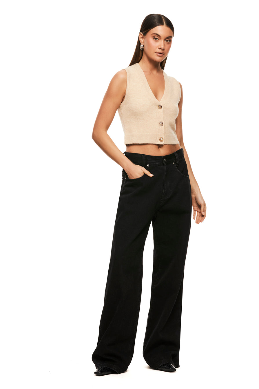 THE RUBY SAND VEST | model