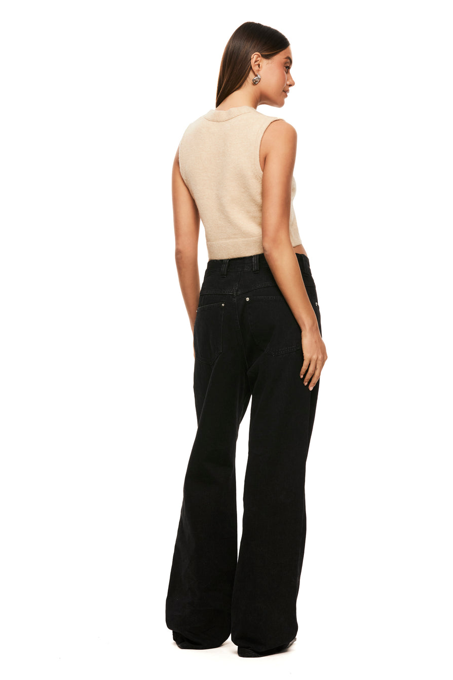 THE RUBY SAND VEST | model