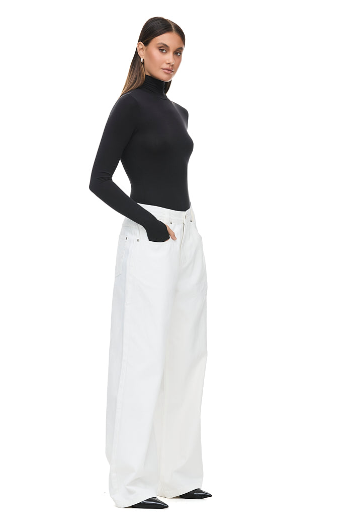 THE MAXWELL WHITE JEAN | model