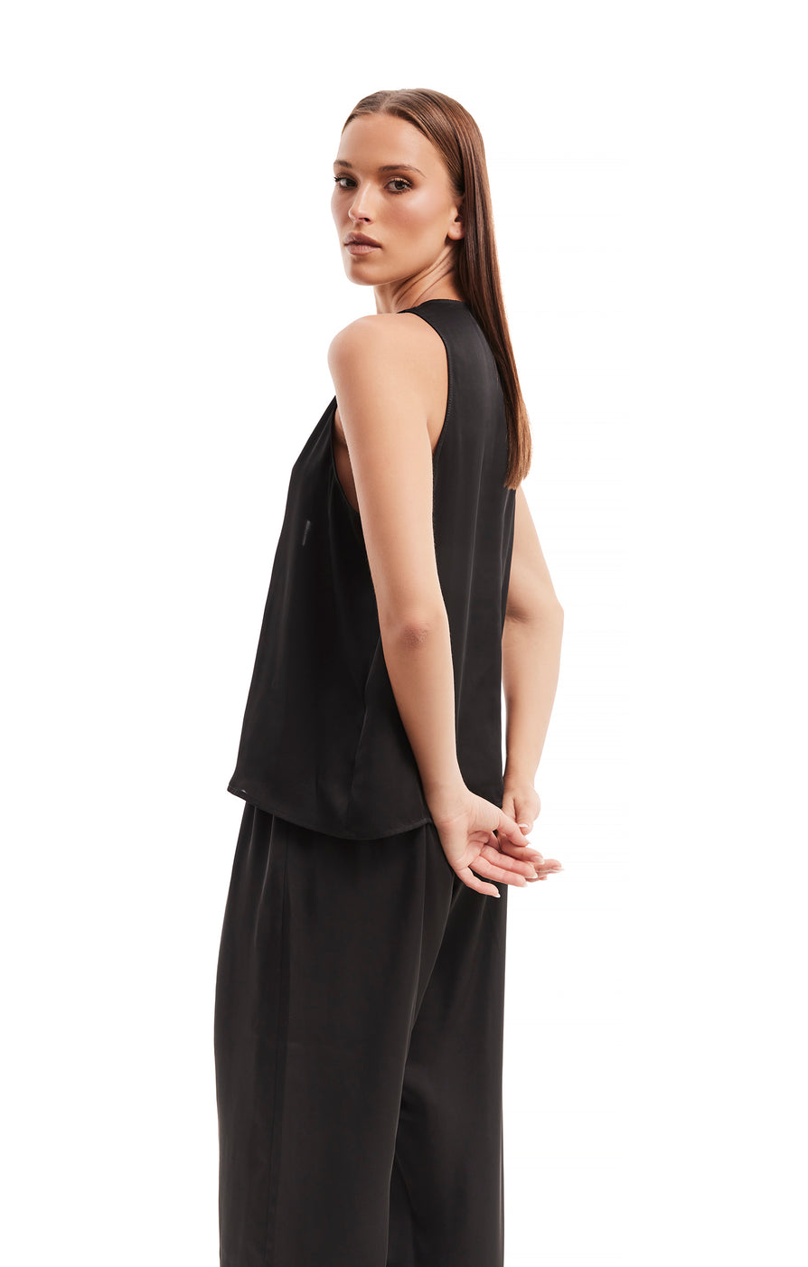 THE LANA VEST BLACK | model