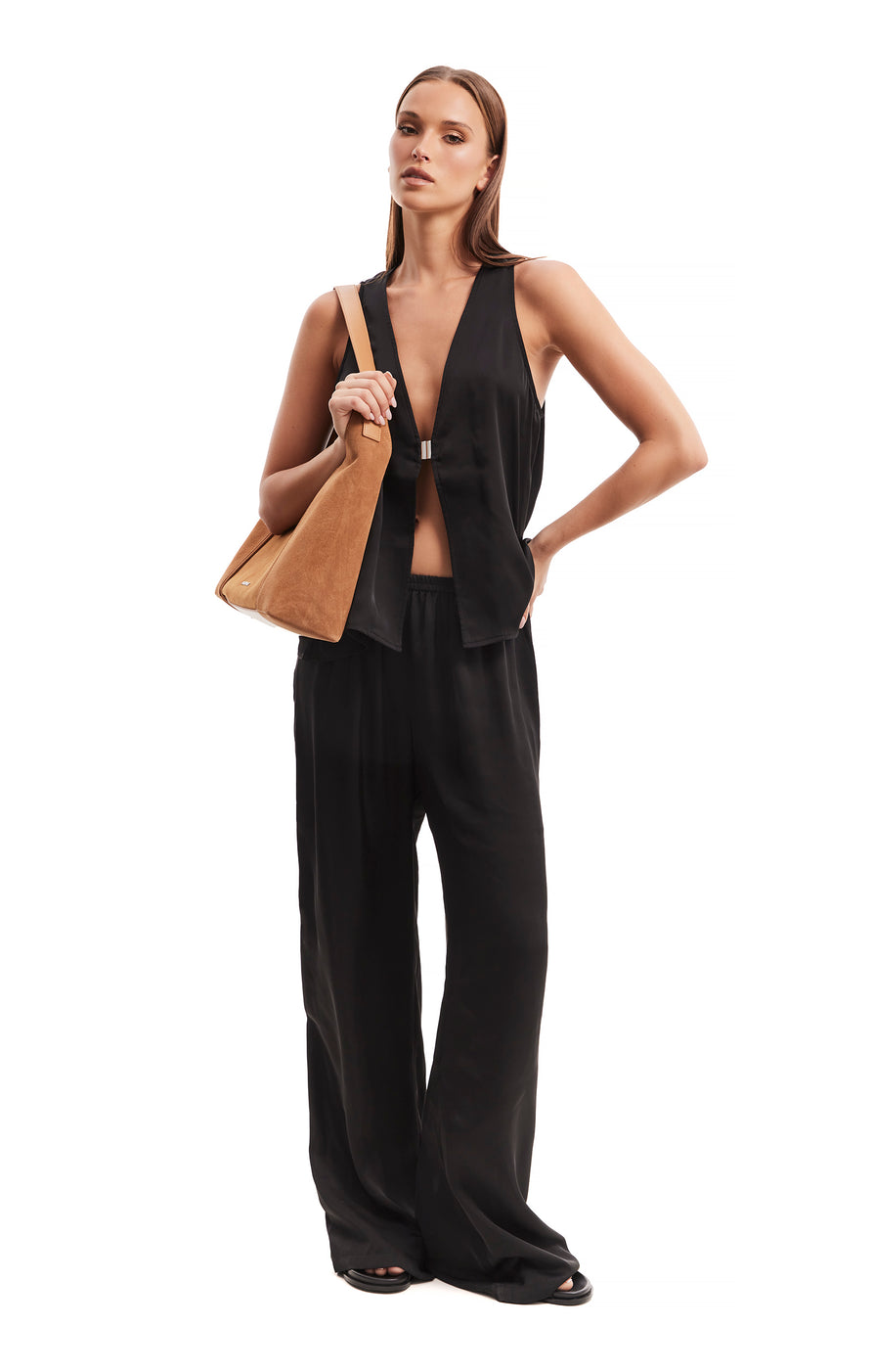 THE LANA VEST BLACK | model