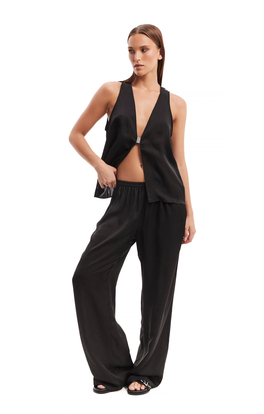 THE LANA VEST BLACK | model