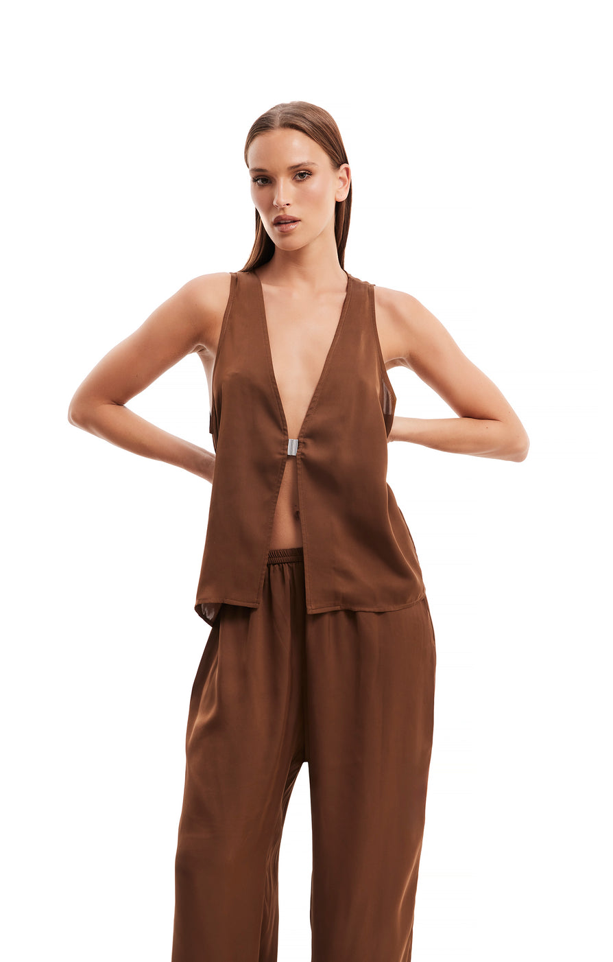 THE LANA VEST CHOC | model