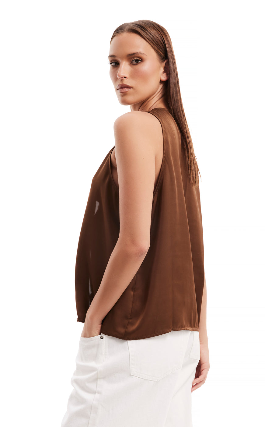 THE LANA VEST CHOC | model