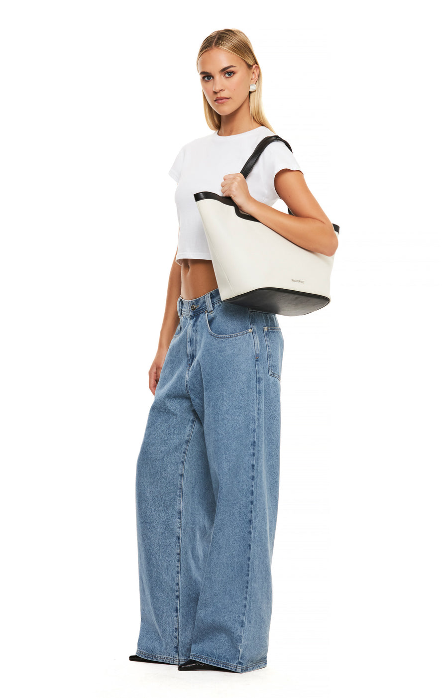 THE PORTIA CANVAS TOTE | model