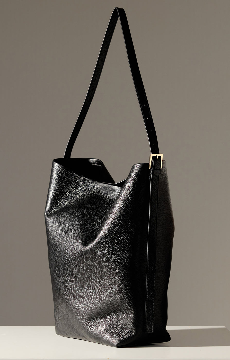 THE SMITH BLACK BUCKET BAG | CAMPAIGN