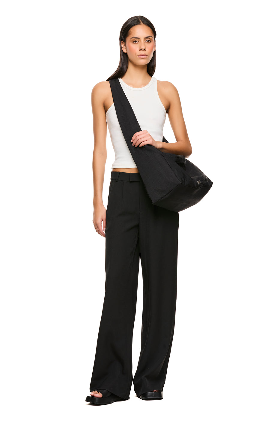 THE DEMI BAG BLACK | MODEL