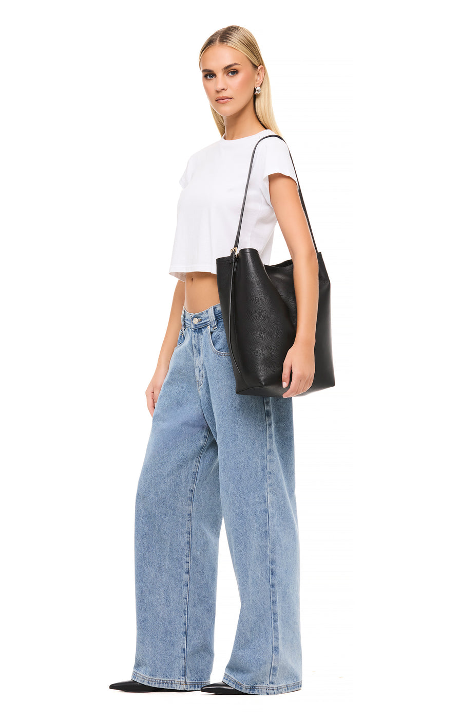 THE SMITH BLACK BUCKET BAG | model