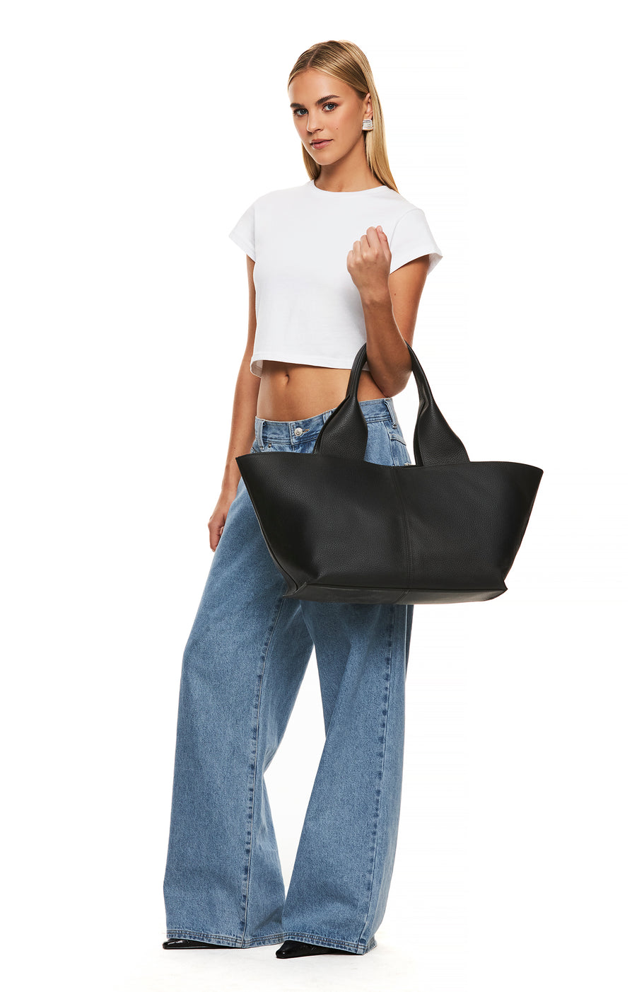 THE PARKER BLACK BAG | model