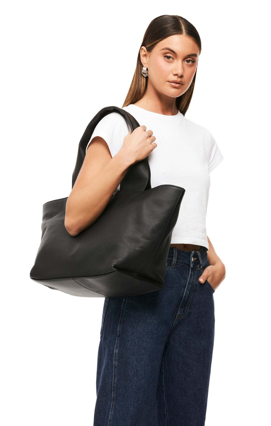 THE PARKER BLACK BAG | model