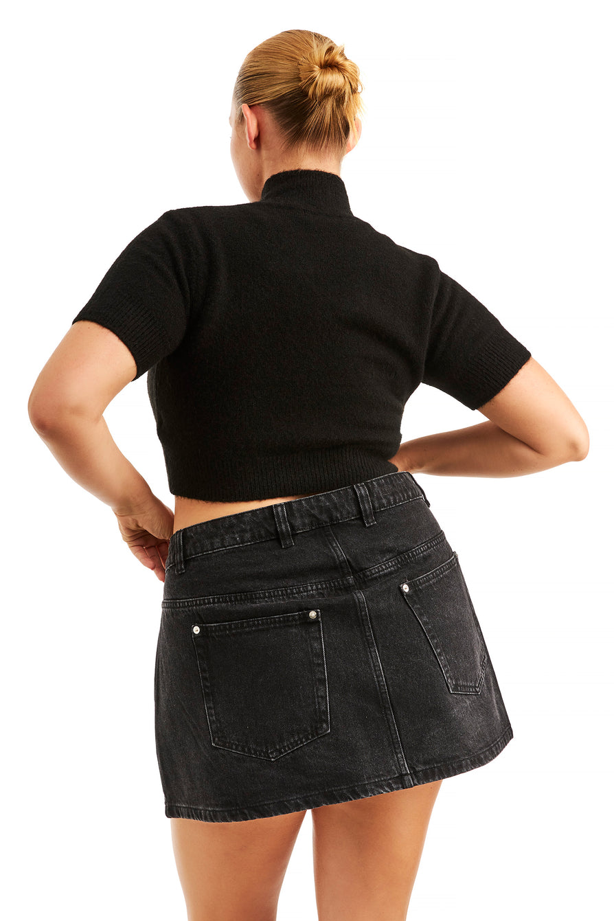 THE SANA SKIRT BLACK | model