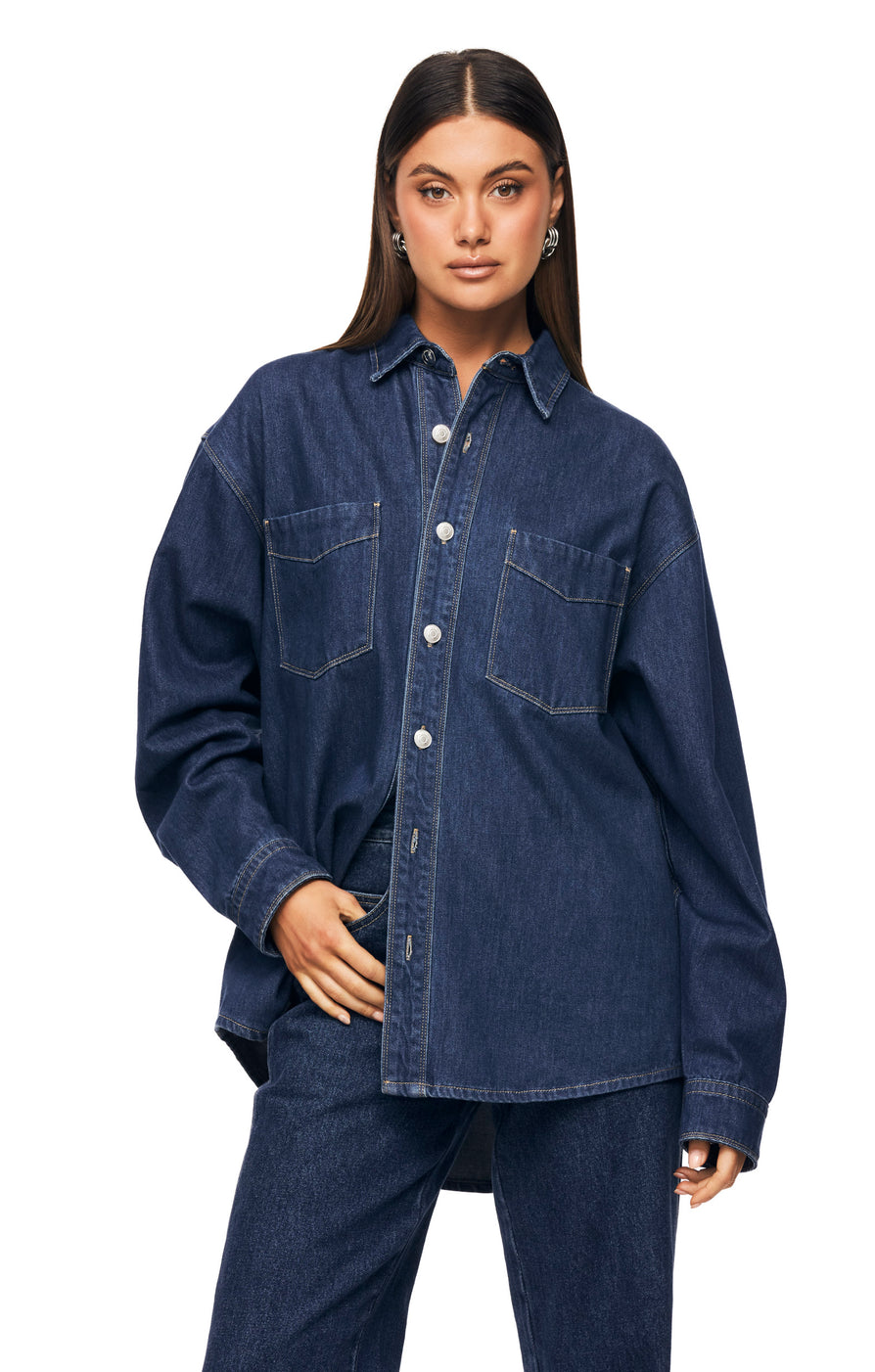 THE SANA SHIRT BLUE | model