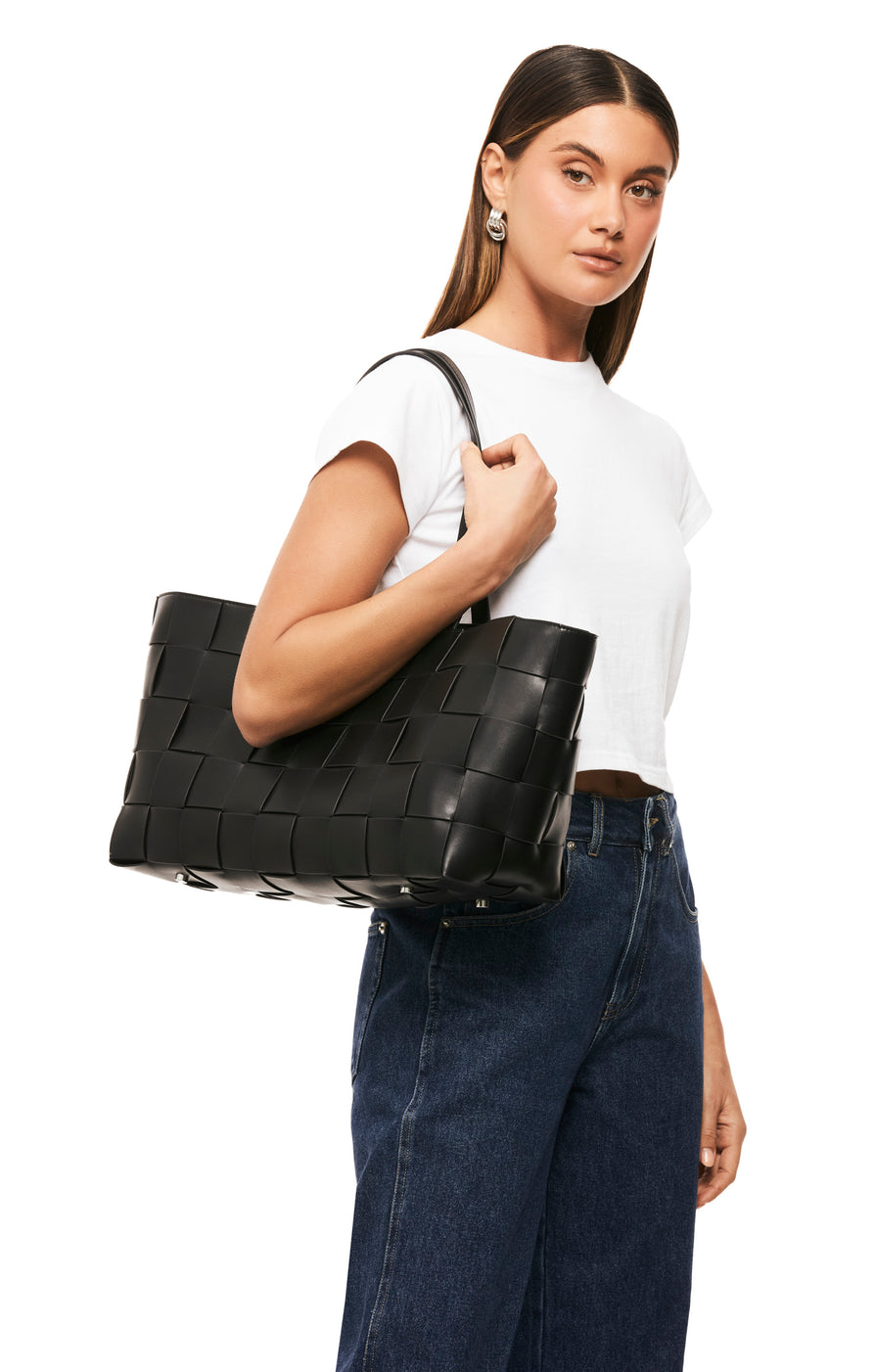 THE TILDA | model