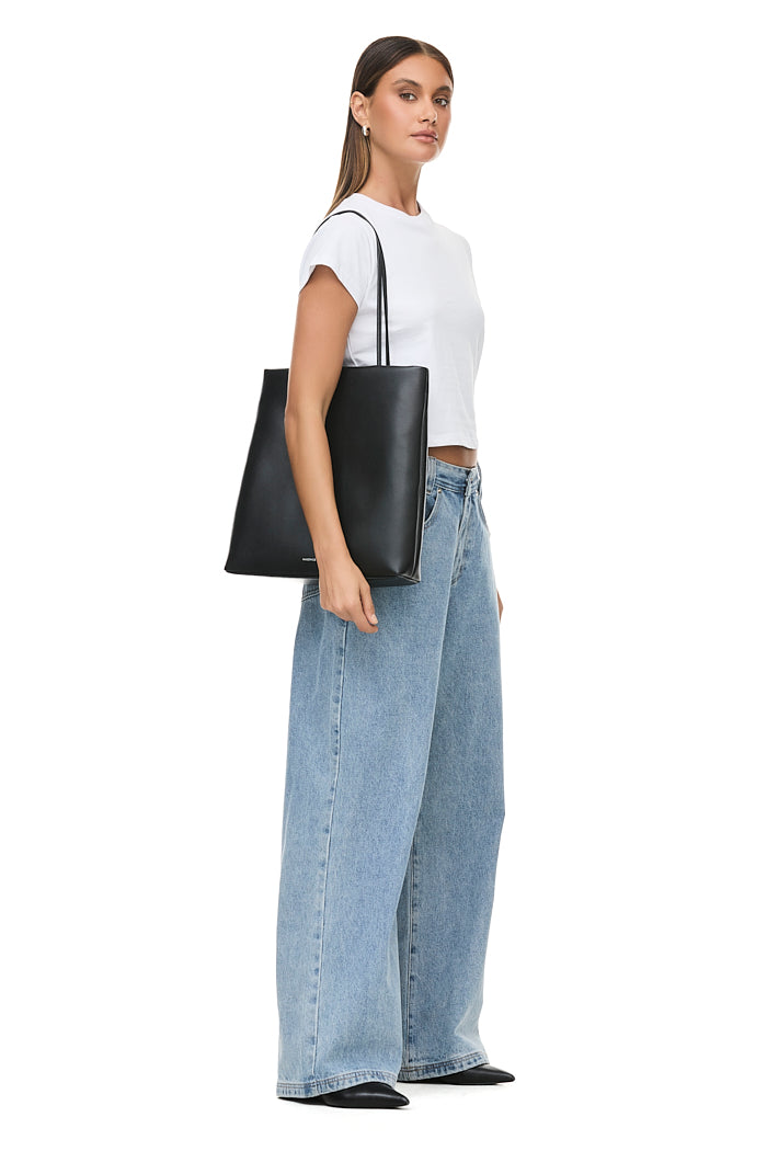 THE FRANKLIN BLACK TOTE | model