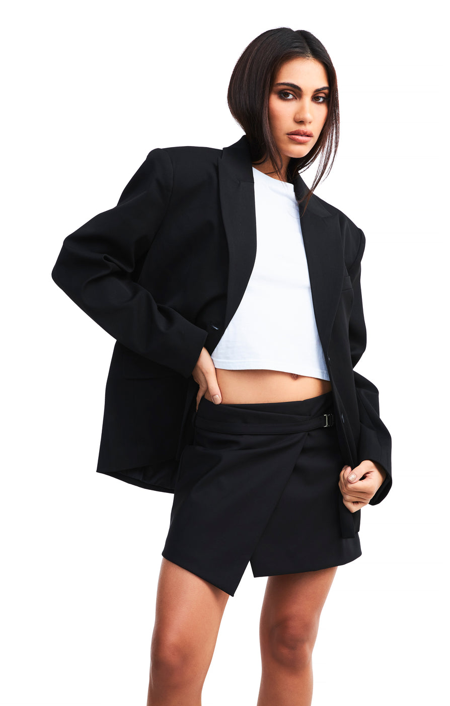 THE ISLA BLAZER BLACK | model