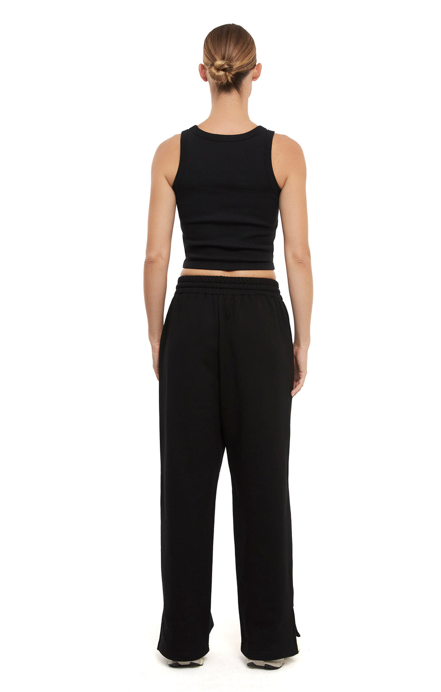 THE WEST TRACKPANT BLACK | model
