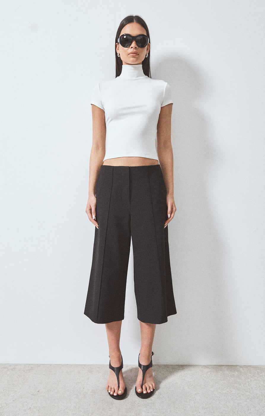 THE RHEA BLACK BERMUDA SHORT | CAMPAIGN