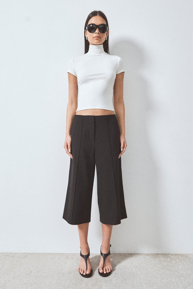 THE RHEA BLACK BERMUDA SHORT 
