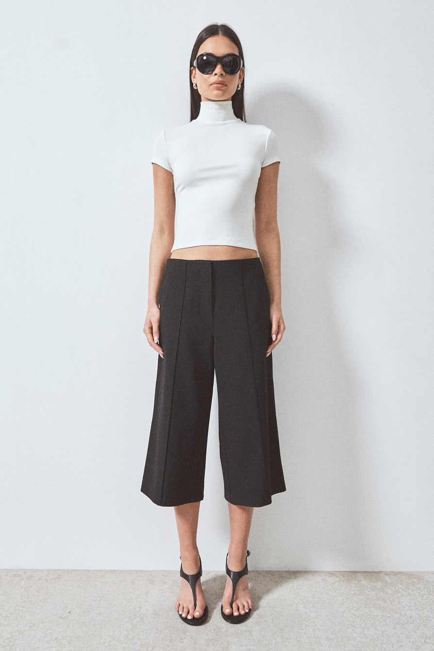 THE RHEA BLACK BERMUDA SHORT | CAMPAIGN