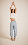 THE SAHARA LIGHT BLUE BARREL JEAN | model