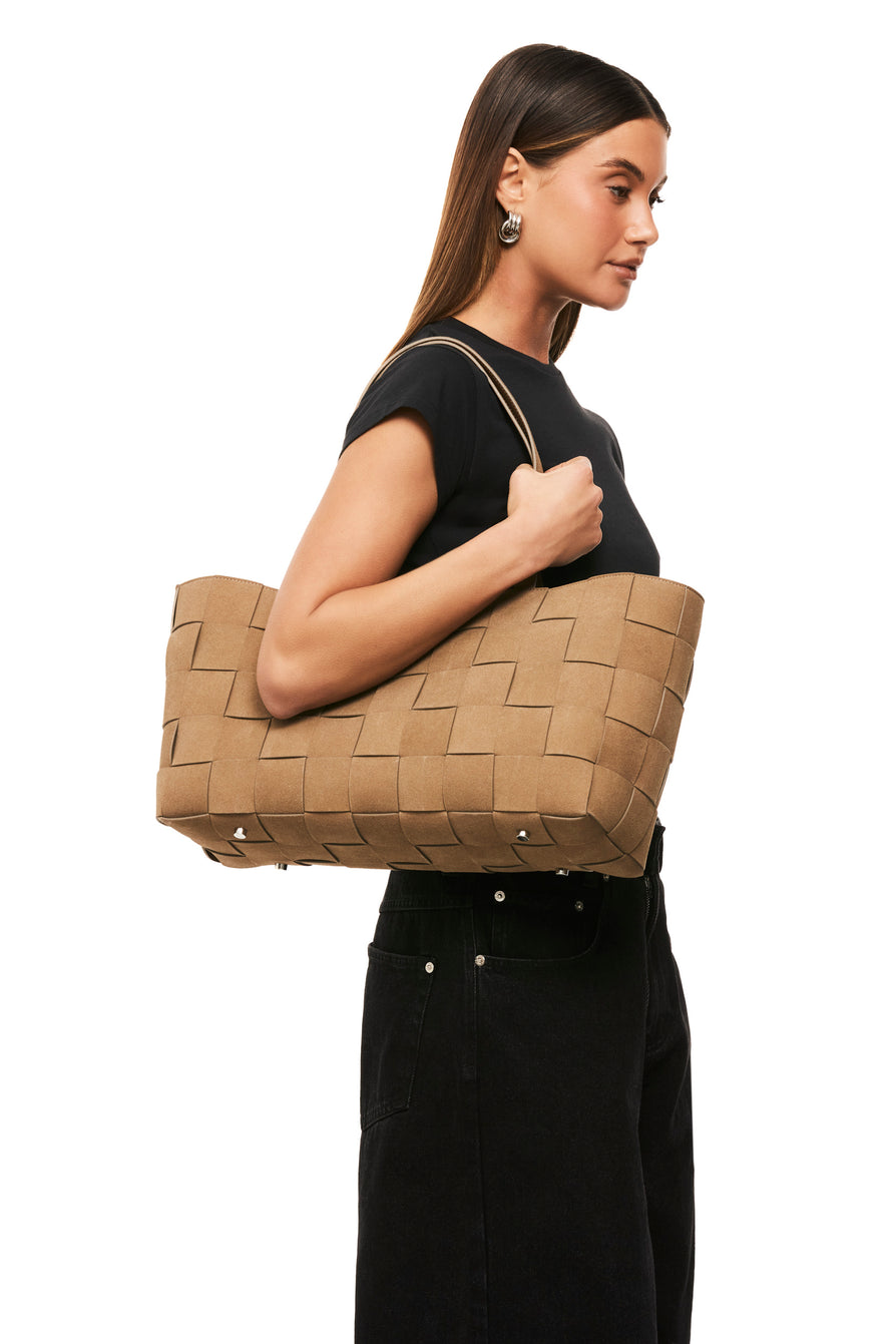 THE TILDA LATTE BAG | model