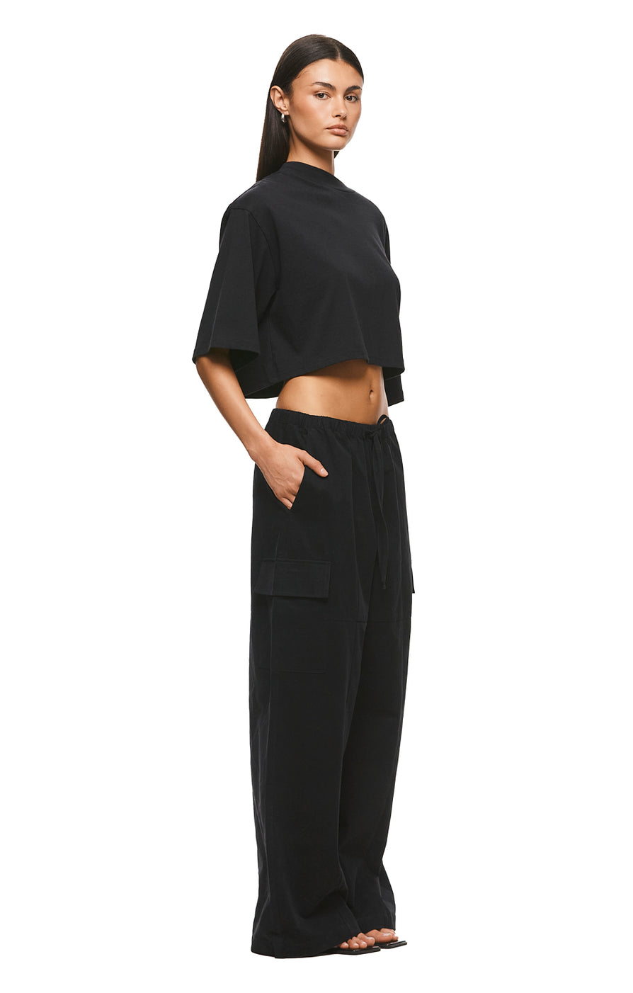 THE ALEX CROPPED BLACK TEE | MODEL