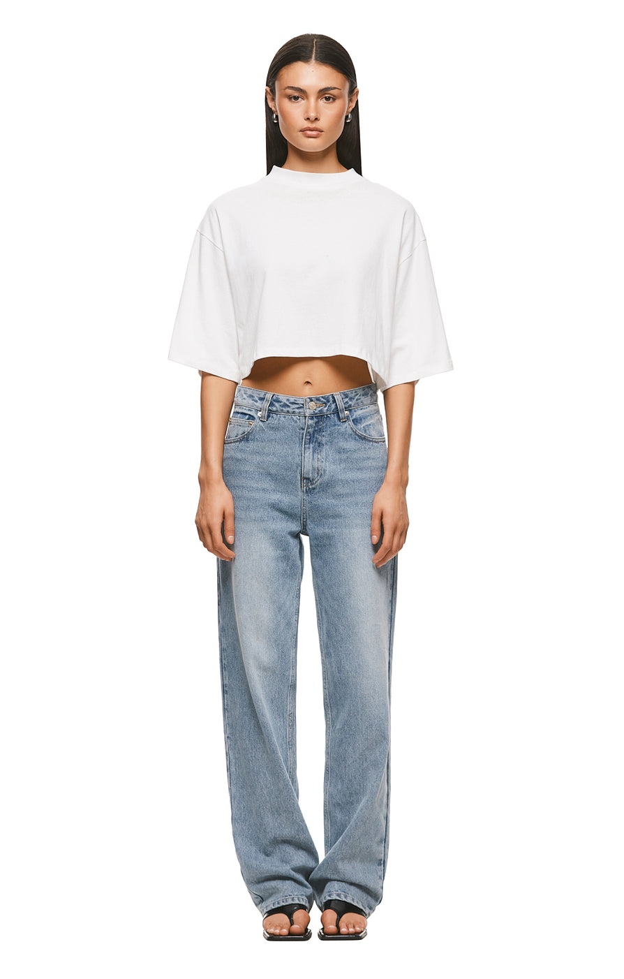 THE ALEX CROPPED WHITE TEE | MODEL