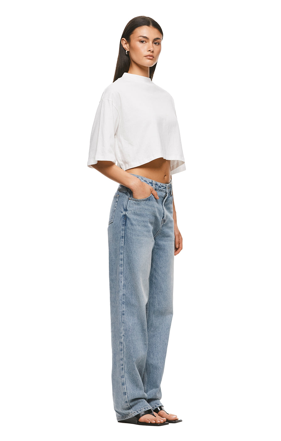 THE ALEX CROPPED WHITE TEE | MODEL
