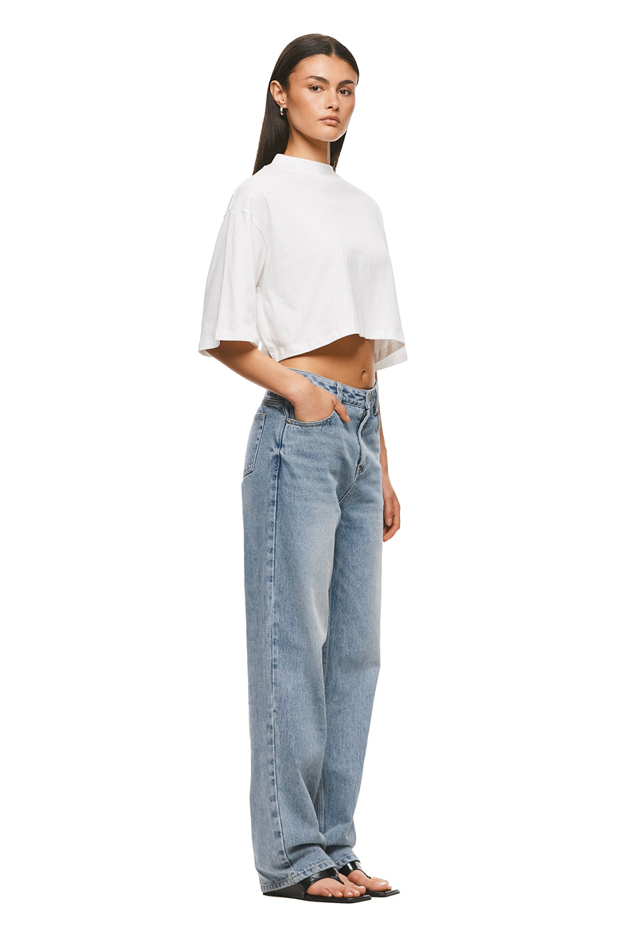 THE ALEX CROPPED WHITE TEE | MODEL