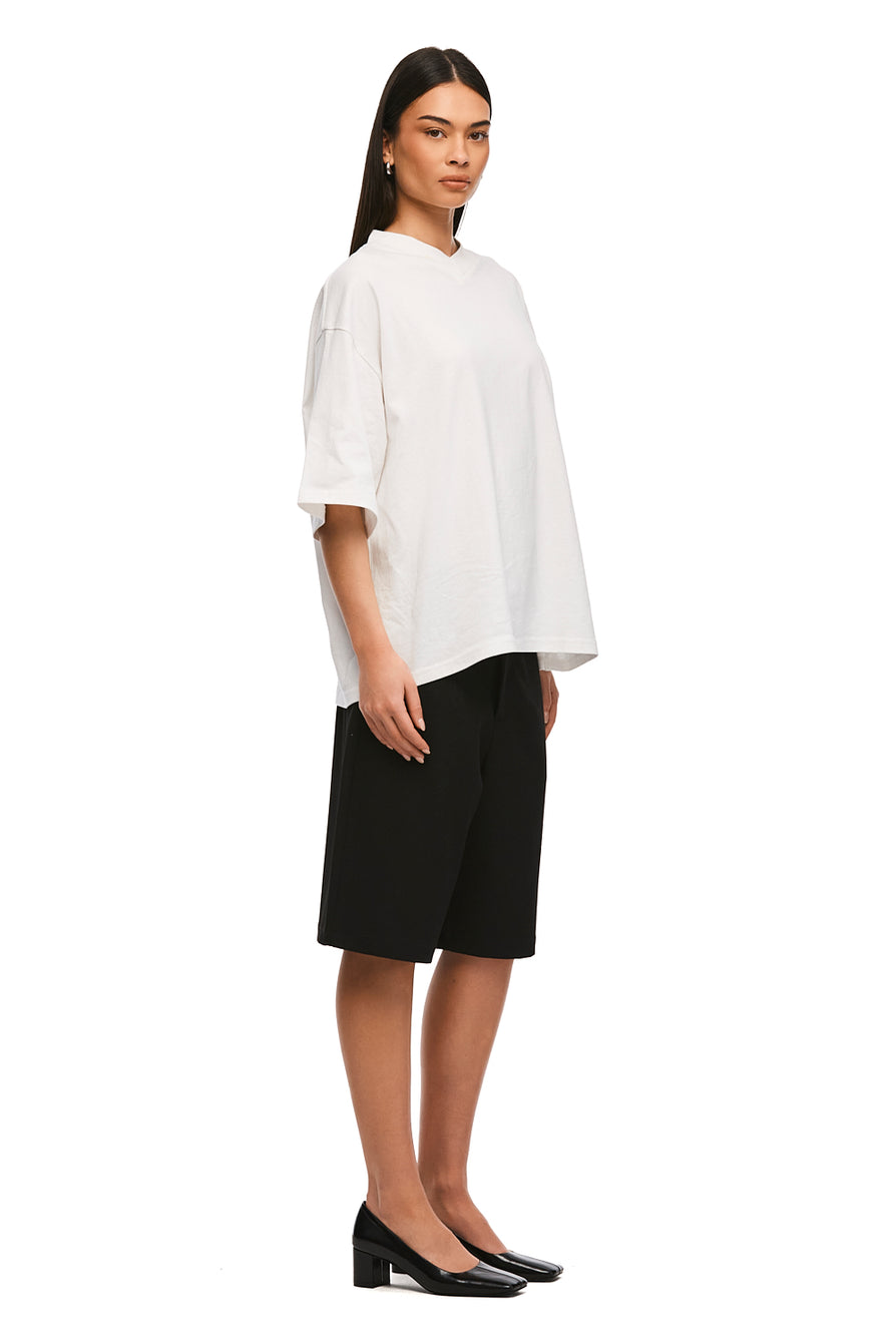 THE ALEX WHITE V-NECK TEE | MODEL