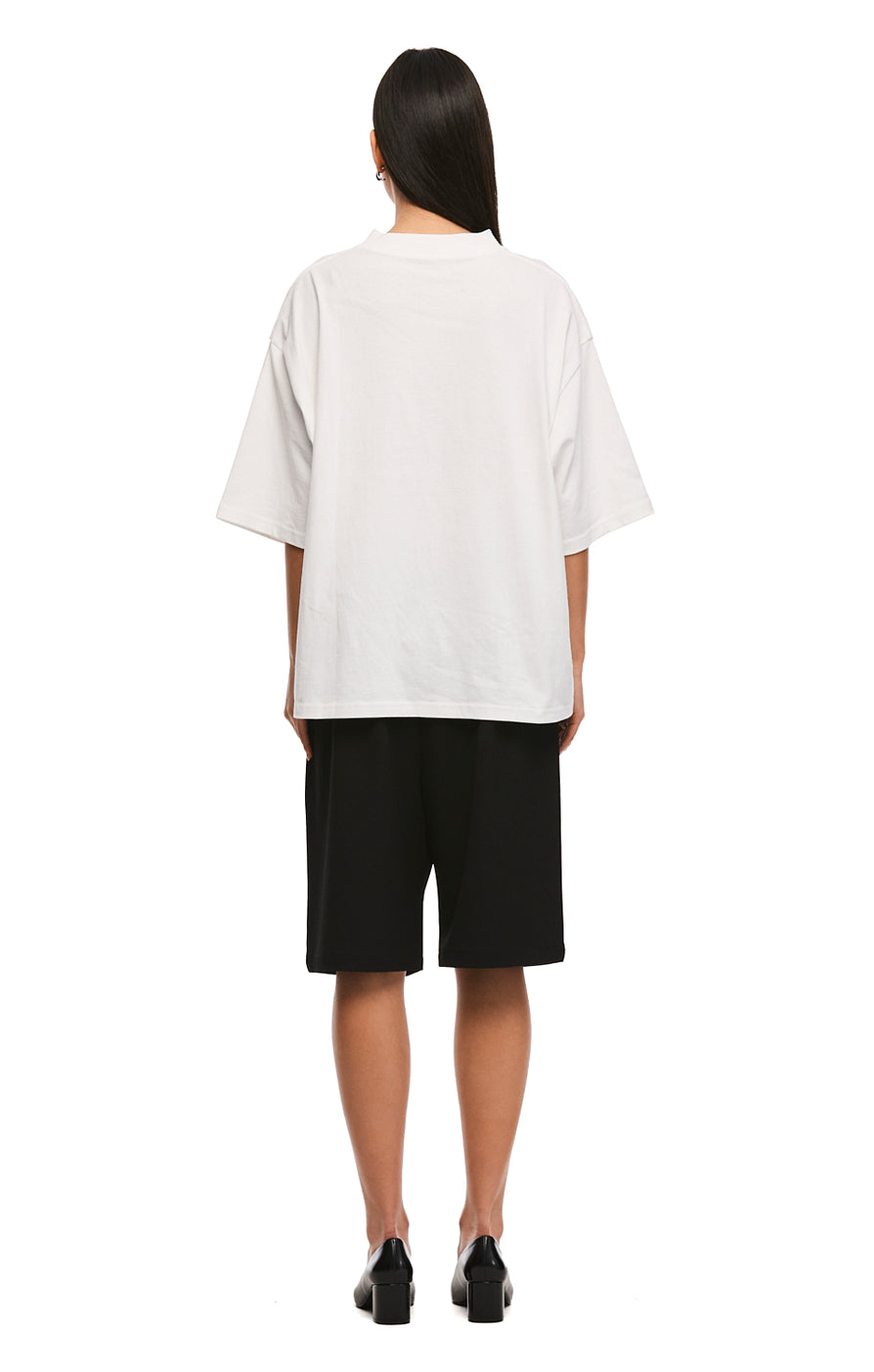 THE ALEX WHITE V-NECK TEE | MODEL