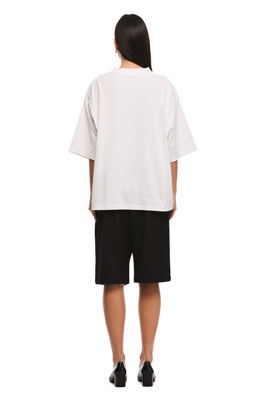 THE ALEX WHITE V-NECK TEE | MODEL