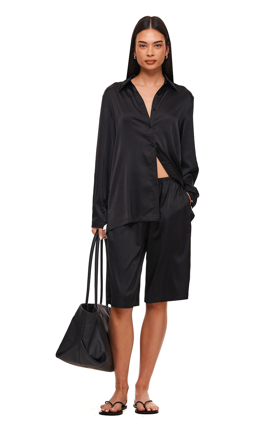 THE AMOS BLACK SHORT | MODEL