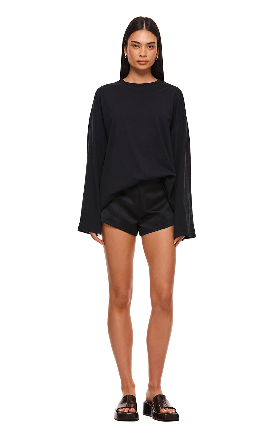 THE JAYDE BLACK SHORT | MODEL