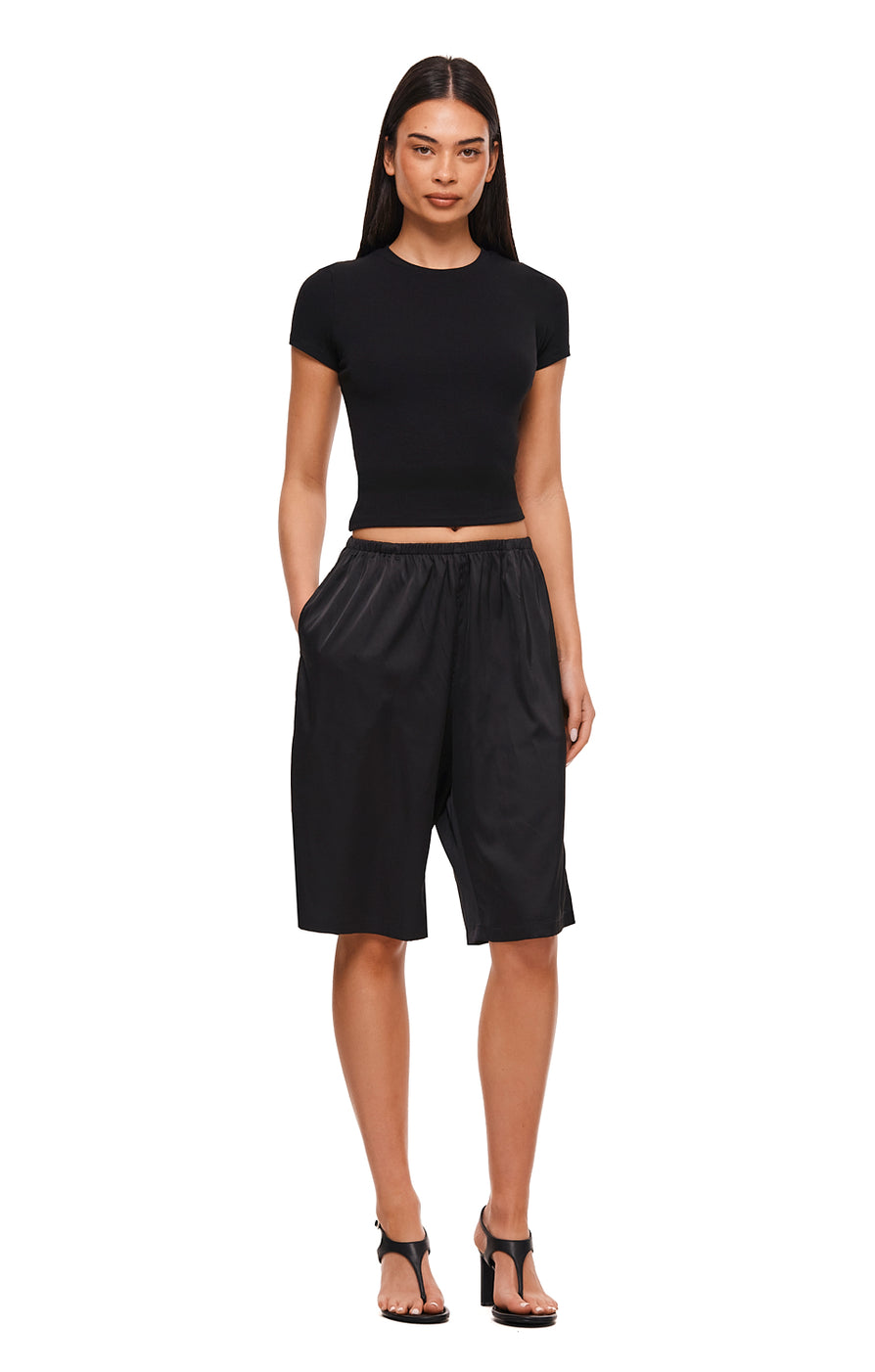 THE CARLY BLACK TEE | MODEL