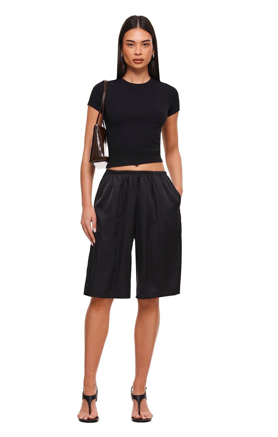 THE AMOS BLACK SHORT | MODEL