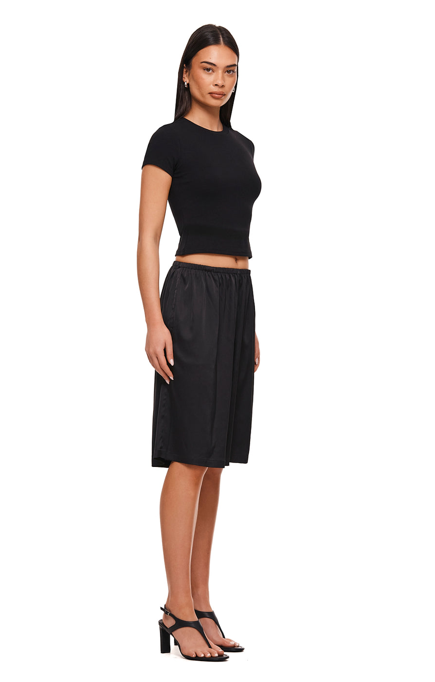 THE AMOS BLACK SHORT | MODEL