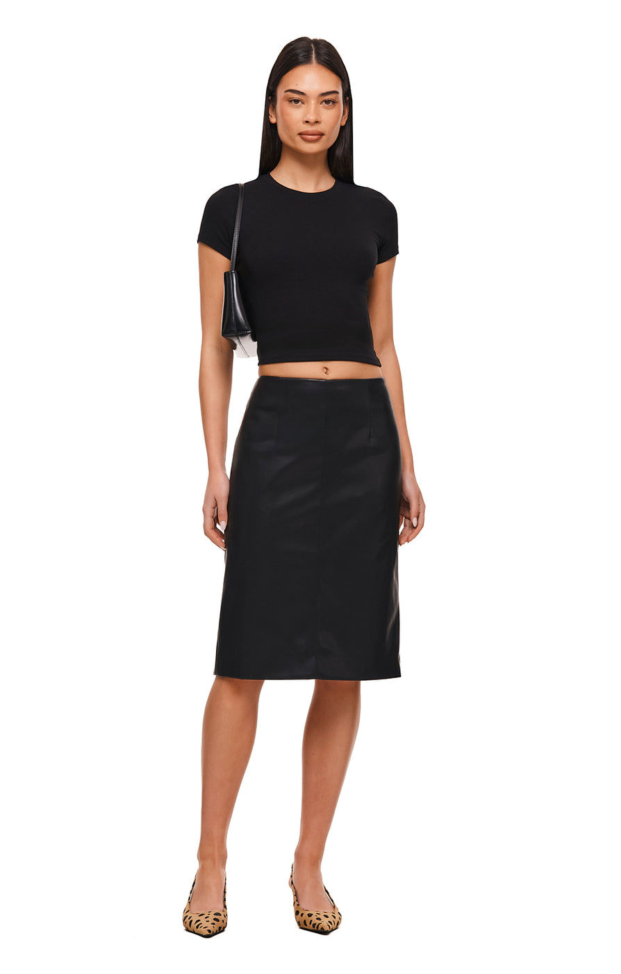 THE CARLY BLACK TEE | MODEL