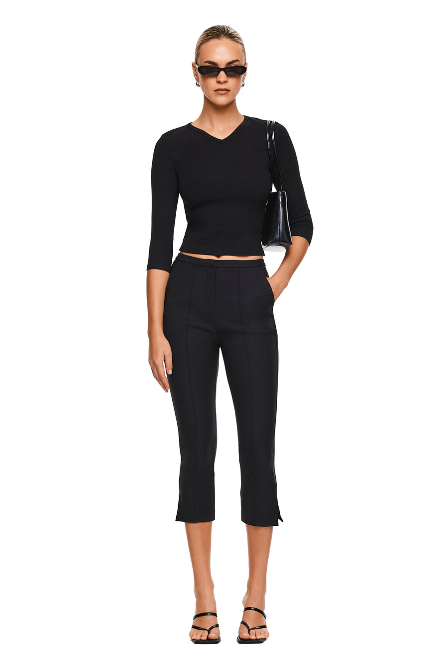 THE SHILOH BLACK CAPRI | MODEL