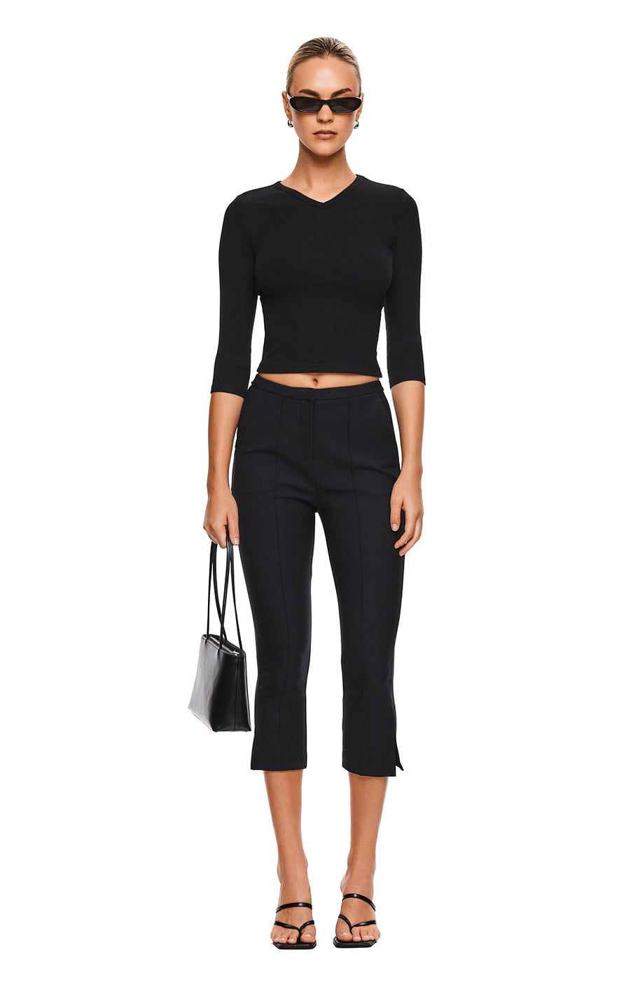 THE SHILOH BLACK CAPRI | MODEL
