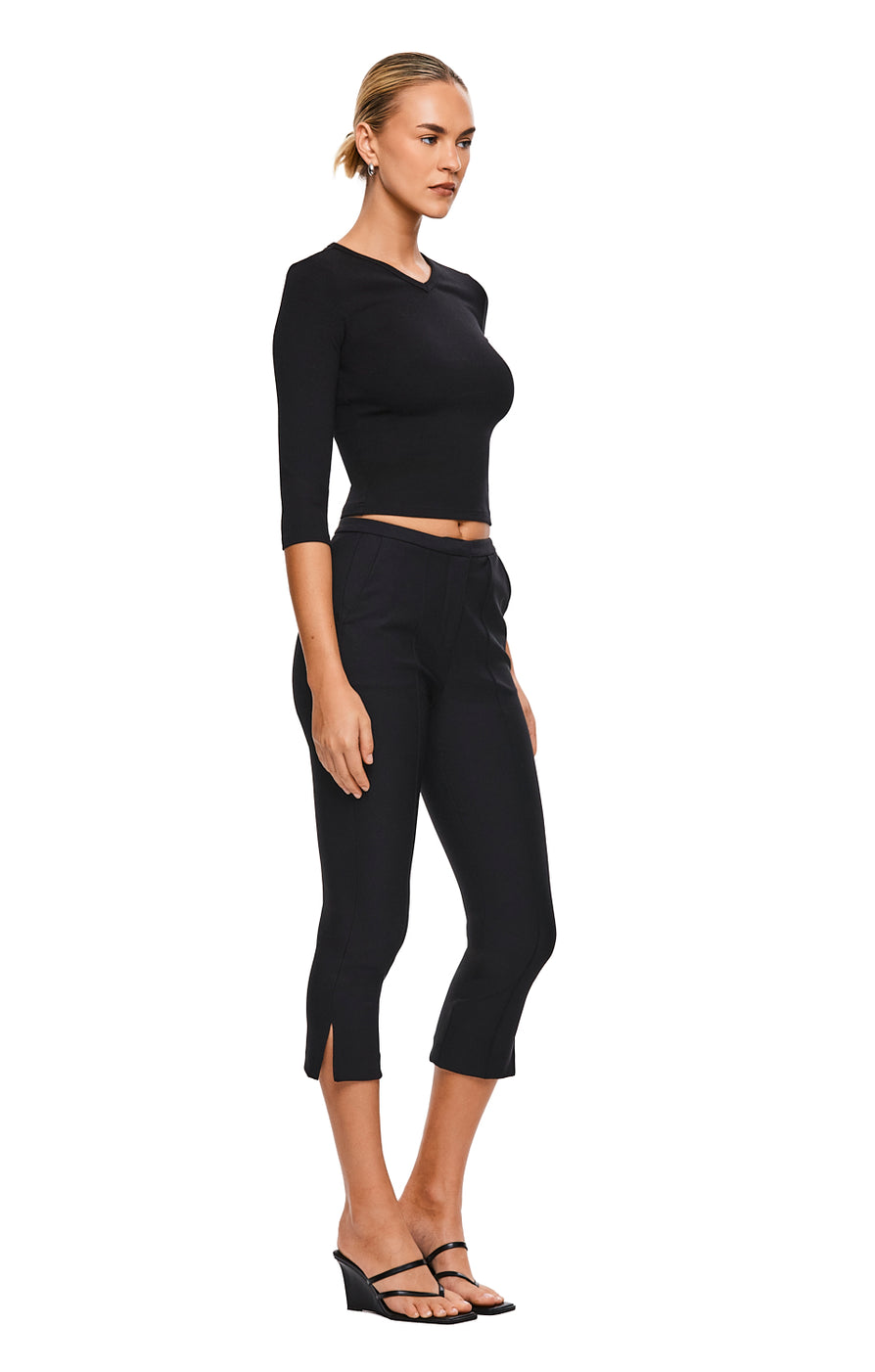 THE SHILOH BLACK CAPRI | MODEL
