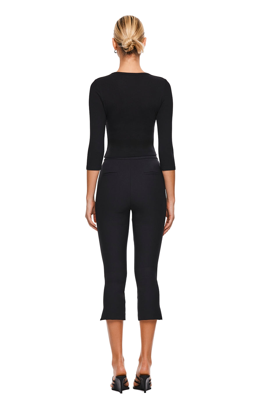 THE SHILOH BLACK CAPRI | MODEL
