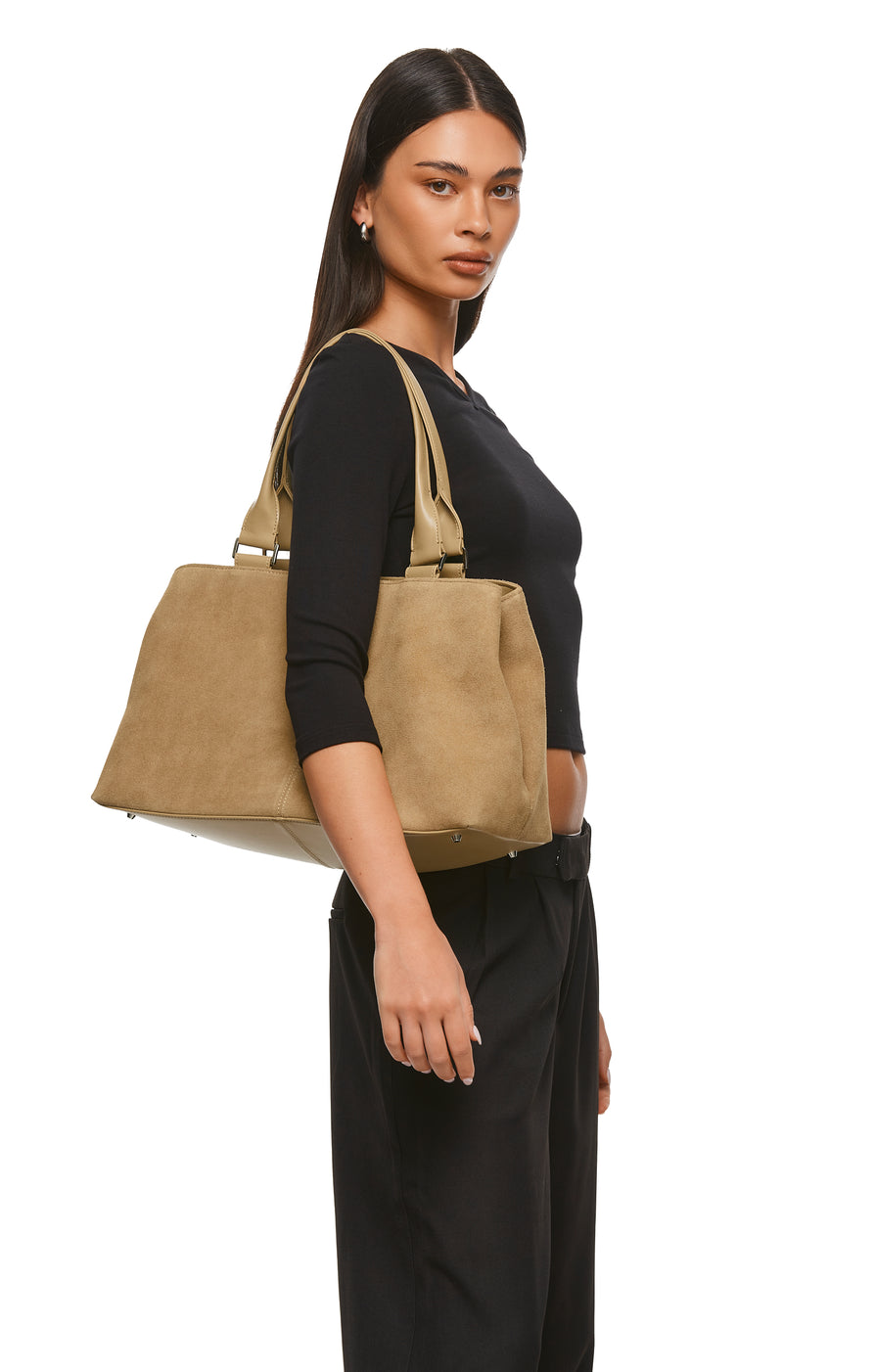 THE HUDDY BLONDE SUEDE BAG | MODEL